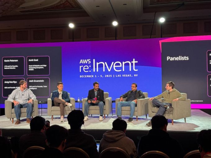 류중희 리얼월드 대표 (왼쪽 두 번째)가 AWS 리인벤트의 '피지컬 AI 트렌드 브리핑'에 참가했다 /사진=리얼월드