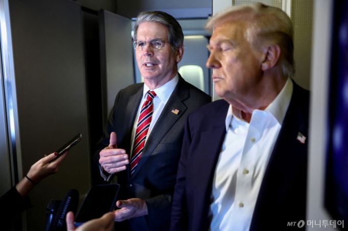 지난 10월27일(현지시간) 말레이시아에서 일본으로 향하는 에어포스원(미 대통령 전용기)에서 도널드 트럼프 미국 대통령과 스콧 베선트 재무장관이 한미 간 관세 후속 협상 진행상황에 대해 밝히고 있다. /로이터=뉴스1 /사진=(로이터=뉴스1) 류정민 특파원