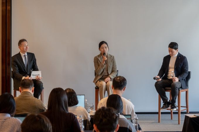 OpenAI 코리아 기자간담회에서 발표하는 김경훈 총괄 대표, GS건설 서아란 상무, LG U+정영훈 상무