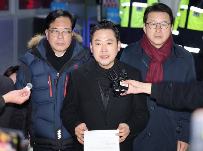 장동혁 국민의힘 대표가 3일 새벽 경기도 의왕 서울구치소에서 12·3 비상계엄 해제 요구안 표결 방해 의혹을 받는 추경호 국민의힘 의원의 구속 영장이 기각된 후 발언하고 있다. /사진=뉴스1