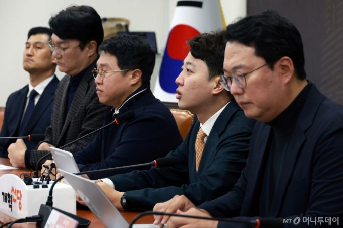 [서울=뉴시스] 고승민 기자 = 이준석 개혁신당 대표가 1일 서울 여의도 국회에서 열린 최고위원회의에서 발언하고 있다. 2025.12.01. kkssmm99@newsis.com /사진=고승민