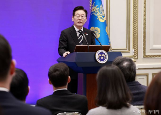 [서울=뉴시스] 최동준 기자 = 이재명 대통령이 3일 청와대 영빈관에서 열린 '새롭게 선 민주주의, 그 1년' 외신 기자회견에서 질문에 답변하고 있다. 2025.12.03. photocdj@newsis.com /사진=최동준