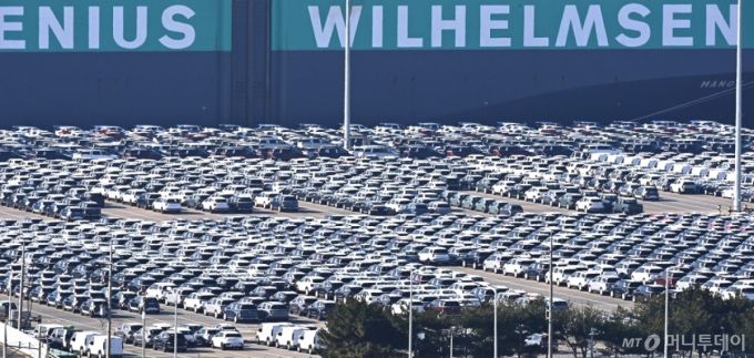 [평택=뉴시스] 김종택기자 = 11월 수출이 전년 동월보다 8.4% 증가하면서 6개월 연속 해당 월 기준 역대 최대 실적을 기록했다.   1일 산업통상부가 발표한 '11월 수출입 동향'에 따르면 수출은 1년 전보다 8.4% 증가한 610억4000만 달러(89조5456억원)이다.  자동차 수출은 미국에서 11.3% 성장한 것에 힘입어 전체적으로는 13.7% 증가한 64억 1000만 달러를 기록했다.  사진은 이날 경기 평택항 자동차전용부두에 수출용 차량이 세워져 있는 모습. 2025.12.01. jtk@newsis.com /사진=김종택