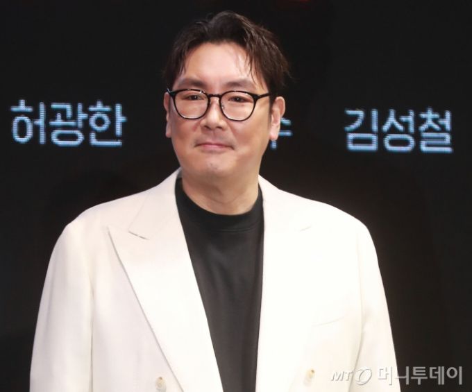 배우 조진웅이 24일 오전 서울 여의도 콘래드 호텔에서 진행된 디즈니+ 오리지널 시리즈 '노웨이아웃: 더 룰렛' 제작발표회에 참석해 포즈를 취하고 있다.  희대의 흉악범이 출소하자 200억 원의 현상금을 건 '공개살인청부'가 벌어지는 가운데, ‘죽이려는 자’와 ‘살아남으려는 자’ 사이에서 펼쳐지는 대결을 그린 '노웨이아웃: 더 룰렛'은 오는 31일 공개된다. /2024.07.24 /사진=이동훈