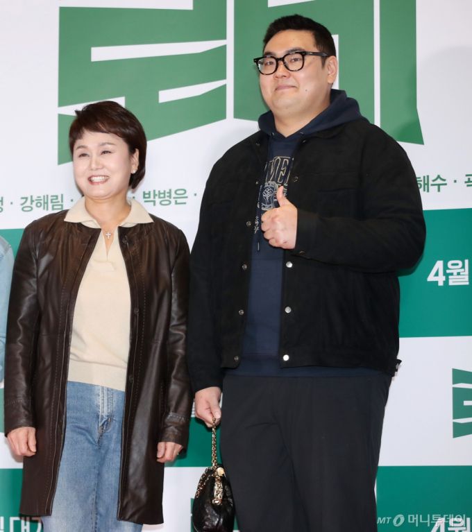 개그우먼 이경실과 그의 아들인 배우 손보승 /2025.03.31 /사진=김휘선 기자 hwijpg@