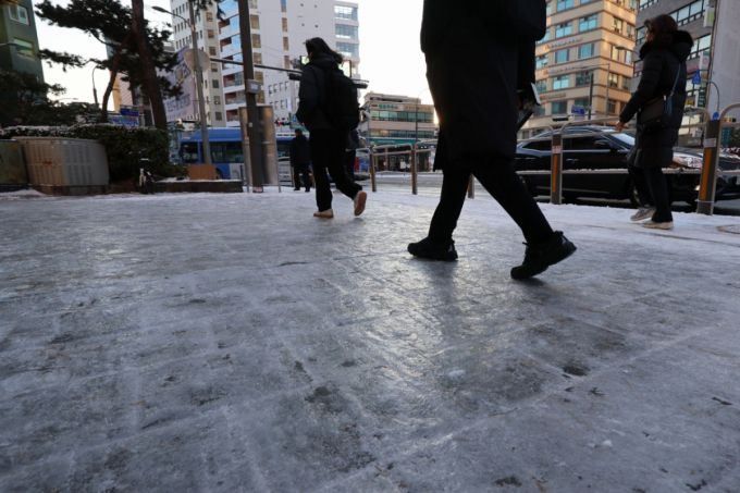 폭설 후 한파로 도로 곳곳이 얼어붙은 5일 오전 서울 중구 충무로역 인근에서 시민들이 빙판길을 조심히 걷고 있다. 기사와 직접적인 관련 없음. /사진=뉴시스.