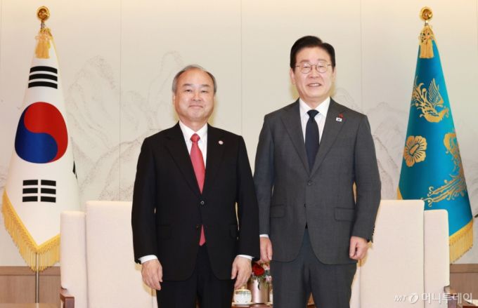 [서울=뉴시스] 고범준 기자 = 이재명 대통령이 5일 서울 용산 대통령실 청사에서 손정의 소프트뱅크그룹 회장 접견에 앞서 악수하고 있다. 2025.12.05. bjko@newsis.com /사진=고범준