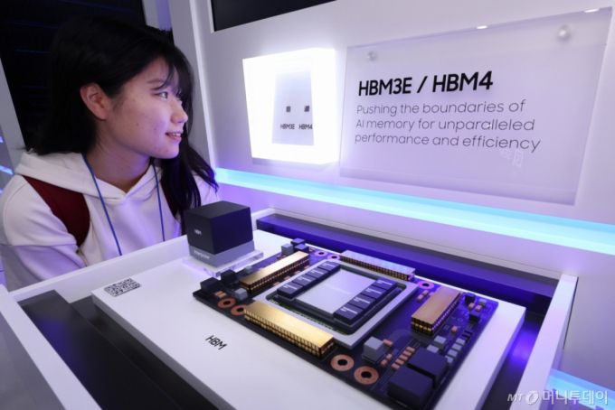22일 서울 강남구 코엑스에서 열린 제27회 반도체 대전(SEDEX 2025)을 찾은 관람객이 삼성전자 부스에서 HBM4를 둘러보고 있다./사진=뉴스1 /사진=(서울=뉴스1) 박지혜 기자