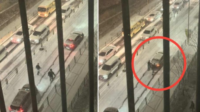 눈 내린 오르막길에서 헛바퀴 반복하는 차량을 두 명의 배달기사가 밀어줘 구조하는 장면이 온라인에 공유돼 화제를 모았다. /사진=온라인 커뮤니티 보배드림 갈무리