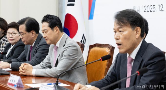 (서울=뉴스1) 이승배 기자 = 장동혁 국민의힘 대표가 5일 서울 여의도 국회에서 열린 '혼용무도' 이재명정권 6개월 국정평가 회의에서 윤한홍 의원의 발언을 듣고 있다. 2025.12.5/뉴스1  Copyright (C) 뉴스1. All rights reserved. 무단 전재 및 재배포,  AI학습 이용 금지. /사진=(서울=뉴스1) 이승배 기자