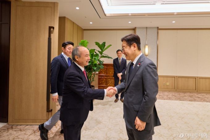 (서울=뉴스1) 이재명 기자 = 이재명 대통령이 5일 서울 용산 대통령실 청사에서 손정의 소프트뱅크그룹 회장 접견에 앞서 악수하고 있다. (대통령실 제공. 재판매 및 DB 금지)  2025.12.5/뉴스1  Copyright (C) 뉴스1. All rights reserved. 무단 전재 및 재배포,  AI학습 이용 금지. /사진=(서울=뉴스1) 이재명 기자