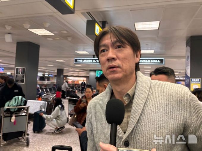 홍명보 축구대표팀 감독이 2026 국제축구연맹(FIFA) 북중미월드컵 조 추첨식에 참석하기 위해 지난 3일(현지 시간) 미국 워싱턴DC 인근 덜레스국제공항으로 입국하며 소감을 묻는 특파원들에 답변하고 있다./사진=뉴시스