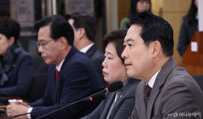 [서울=뉴시스] 김금보 기자 = 장동혁 국민의힘 대표가 4일 오전 서울 여의도 국회 의원회관에서 열린 국민의힘 법제사법위원회, '특별재판부 설치 및 법왜곡죄 신설의 위헌성 긴급세미나'에서 발언을 하고 있다. 2025.12.04. kgb@newsis.com /사진=김금보