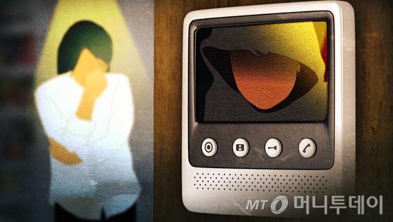 수년간 술에 취하면 이웃 여성 집을 찾아가 도어록을 건드리고, 현관문을 두드린 50대 남성이 징역 8개월에 집행유예 2년을 선고받았다./사진=임종철 디자인기자