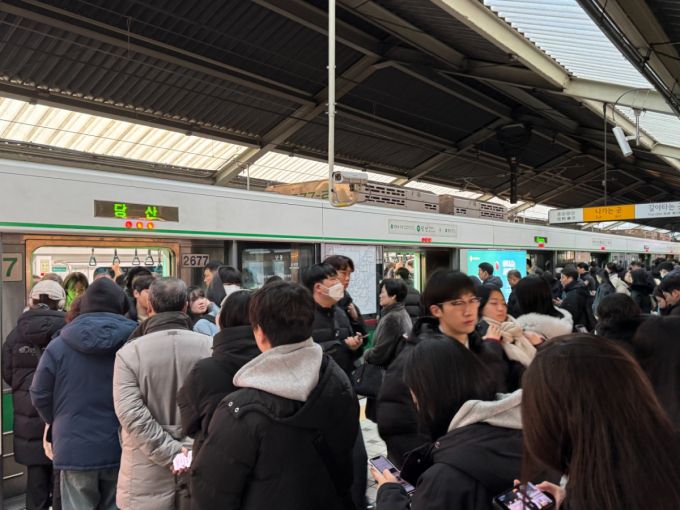 5일 오전 서울 2호선 당산역은 빙판길 차도를 피해 지하철로 출퇴근하려는 사람들로 가득찼다./사진=최문혁 기자.