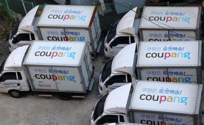 쿠팡 대규모 개인정보 유출 사태로 논란이 이어지는 4일 서울 시내 한 차고지에 쿠팡 배송 차량이 주차돼 있다./사진=뉴시스.