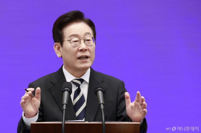 [서울=뉴시스] 최동준 기자 = 이재명 대통령이 3일 청와대 영빈관에서 열린  '새롭게 선 민주주의, 그 1년' 외신 기자회견에서 질문에 답변하고 있다. 2025.12.03. photocdj@newsis.com /사진=최동준