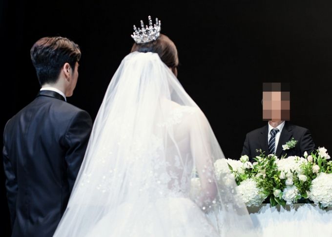 미국에서 성폭행으로 태어난 남성이 자신의 결혼식에 친모와 친부를 동시에 초대한 사연이 공개돼 논란이다.  사진은 기사 내용과 무관. /사진=게티이미지뱅크