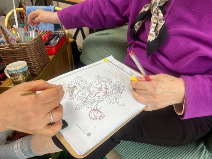 2일 오전 서울 은평구 한 아파트에서 김순옥 요양보호사가 90대 김모씨와 함께 색칠놀이를 하면서 대화하고 있는 모습./사진=이정우 기자.