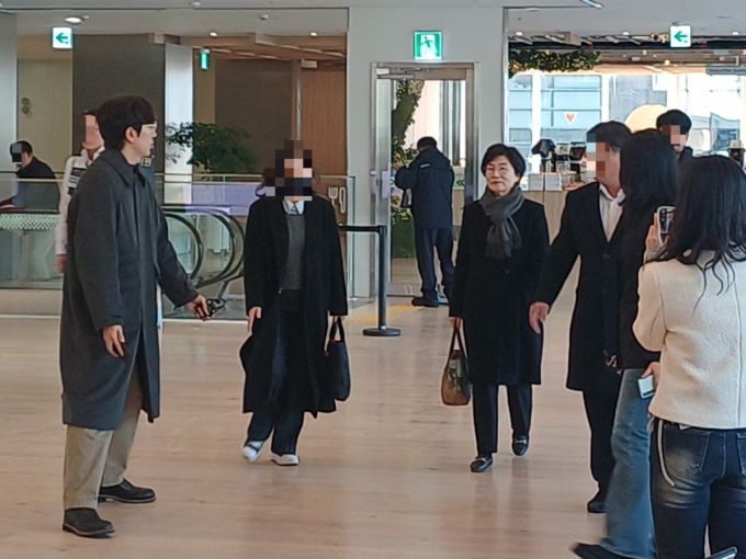 김기현 의원의 배우자인 이모씨가 5일 오전 10시10분쯤 서울 종로구 KT광화문빌딩웨스트에 마련된 특검팀 사무실에 출석하고 있다. /사진=오석진 기자