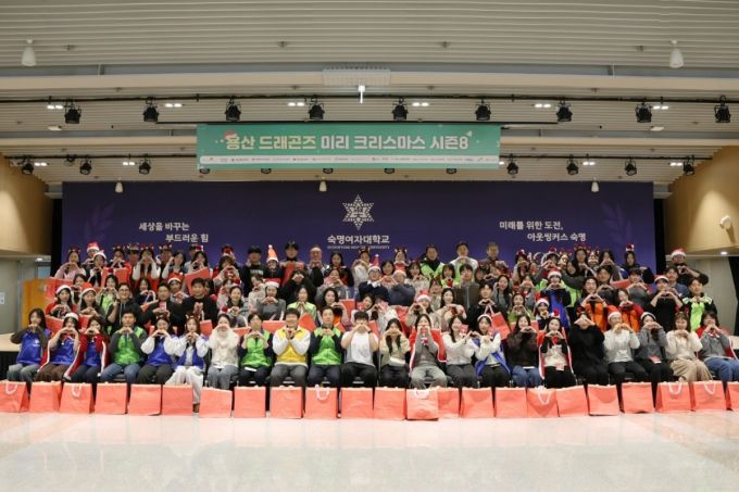 지난 4일 '미리 크리스마스 시즌 8'에 참여한 용산 드래곤즈 봉사자들이 기념사진을 찍고 있다/사진제공=CJ CGV