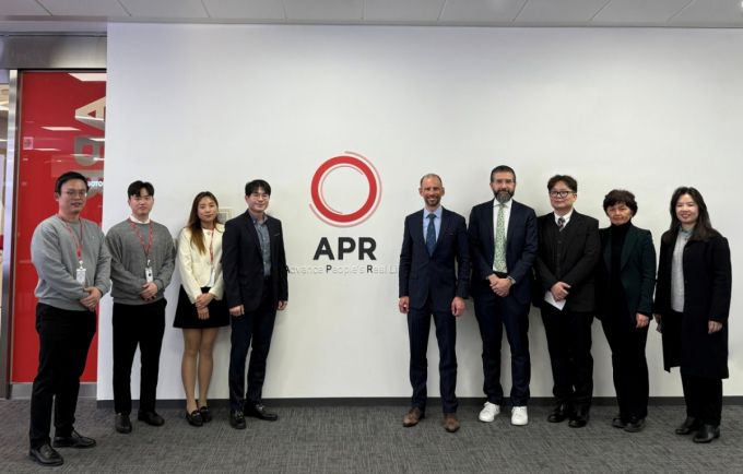 서울 송파구 에이피알 본사를 찾은 세계지식재산기구(WIPO)의 관계자와 에이피알 관계자들이 기념 사진을 촬영하는 모습/사진=에이피알