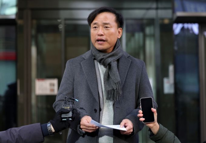 김종철 초대 방송미디어통신위원장 후보자가 4일 오전 경기 과천시 인사청문회 준비사무실이 마련된 한 오피스텔로 출근하고 있다.  /과천(경기)=뉴시스