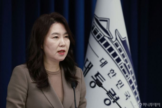 [서울=뉴시스] 최동준 기자 = 강유정 대변인이 4일 서울 용산 대통령실 청사에서 수석보좌관회의 관련 브리핑을 하고 있다. 2025.12.04. photocdj@newsis.com /사진=최동준