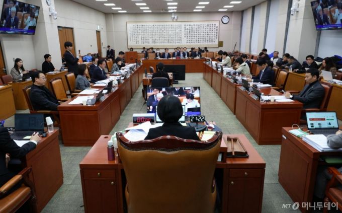 [서울=뉴시스] 김금보 기자 = 3일 오후 서울 여의도 국회에서 속개된 법제사법위원회 전체회의에서 내란전담재판부 설치 법안에 대한 토론이 진행되고 있다. 2025.12.03. kgb@newsis.com /사진=김금보