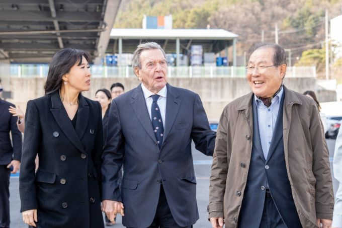 윤동한 한국콜마 회장(오른쪽)이 슈뢰더 전 독일 총리(가운데)와 김소연 슈뢰더-김 재단 이사장(왼쪽)과 함께 세종공장을 둘러보는 모습/사진=한국콜마