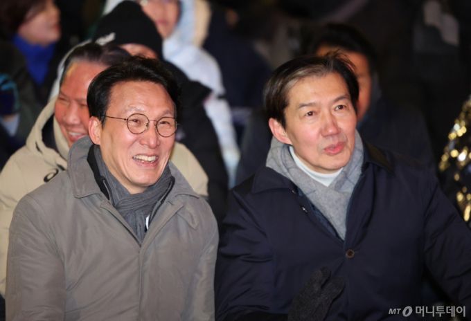 [서울=뉴시스] 황준선 기자 = 김민석(왼쪽) 국무총리와 조국 조국혁신당 대표가 12·3 비상계엄 사태 1년인 3일 서울 여의도 국회 앞에서 열린 '12.3 내란외환 청산과 종식, 사회대개혁 시민대행진'에 참가해 있다. 2025.12.03. hwang@newsis.com /사진=황준선