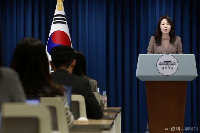 [서울=뉴시스] 최동준 기자 = 강유정 대변인이 4일 서울 용산 대통령실 청사에서 수석보좌관회의 관련 브리핑을 하고 있다. 2025.12.04. photocdj@newsis.com /사진=최동준