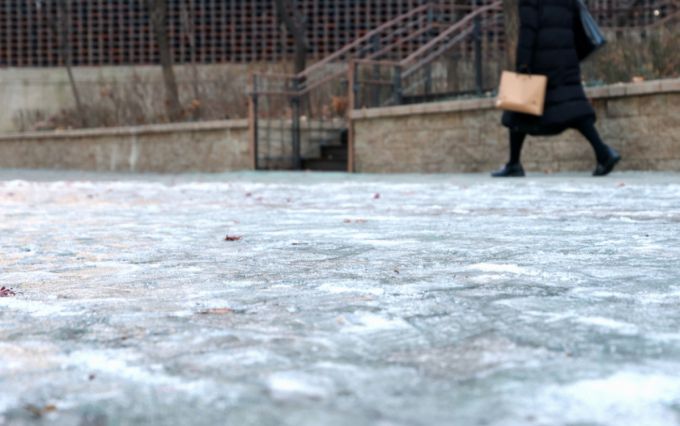 전날(4일) 저녁부터 내린 요란한 첫눈이 그친 후 기온이 뚝 떨어지면서 오늘(5일) 아침 빙판길과 도로 살얼음, 결빙이 나타나는 곳이 많아 주의가 필요하다./사진=뉴시스