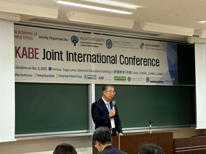 민순홍 한국윤리경영학회 학회장(연세대 경영대학 교수)가 5일 일본 사가현 사가시에 위치한 사가대학교에서 국제학술대회 개회사를 하고 있다./사진=김온유 기자