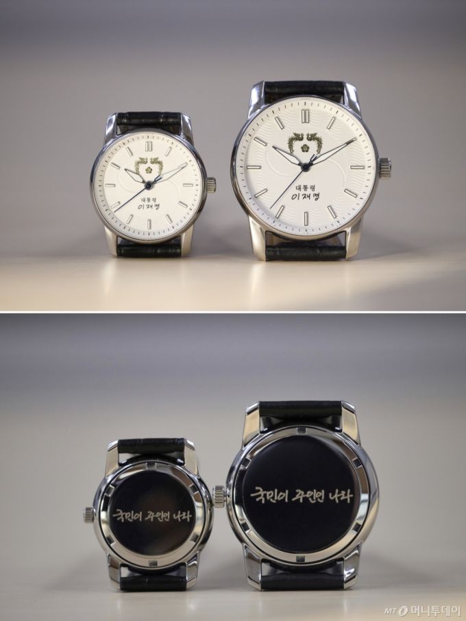 (서울=뉴스1) 이재명 기자 = 대통령실은 5일 서울 용산 대통령실 청사에서 강유정 대변인 브리핑을 통해 이재명 대통령 기념 손목시계를 공개했다.  사진 윗쪽은 시계의 앞면, 아랫쪽은 뒷면의 모습. (대통령실 제공. 재판매 및 DB 금지)  2025.12.5/뉴스1  Copyright (C) 뉴스1. All rights reserved. 무단 전재 및 재배포,  AI학습 이용 금지. /사진=(서울=뉴스1) 이재명 기자