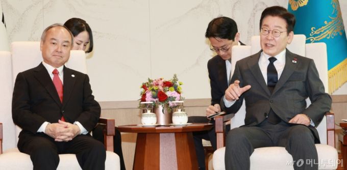 [서울=뉴시스] 고범준 기자 = 이재명 대통령이 5일 서울 용산 대통령실 청사에서 손정의 소프트뱅크그룹 회장 접견에 앞서 악수하고 있다. 2025.12.05. bjko@newsis.com /사진=고범준