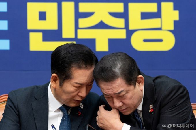 (서울=뉴스1) 이승배 기자 = 정청래 더불어민주당 대표와 김병기 원내대표가 5일 서울 여의도 국회에서 열린 최고위원회의에서 대화하고 있다. 2025.12.5/뉴스1  Copyright (C) 뉴스1. All rights reserved. 무단 전재 및 재배포,  AI학습 이용 금지. /사진=(서울=뉴스1) 이승배 기자