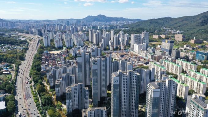 (과천=뉴스1) 김영운 기자 = 정부가 15일 '주택시장 안정화 대책'을 발표했다. 이에 따라 조정대상지역·투기과열지구는 기존 강남 3구와 용산구 지정은 유지하고, 그 외 서울 21개 자치구 전역과 경기도 12개 지역(과천시, 광명시, 성남시 분당·수정·중원구, 수원시 영통·장안·팔달구, 안양시 동안구, 용인시 수지구, 의왕시, 하남시)이 신규 지정됐다. 해당 지역들은 토지거래허가구역으로도 지정돼 분양권 3년 전매 제한과 2년 이상의 실거주 의무가 부과된다.  사진은 이날 조정대상지역·투기과열지구에 포함된 경기 과천시 아파트 단지들의 모습. 2025.10.15/뉴스1  Copyright (C) 뉴스1. All rights reserved. 무단 전재 및 재배포,  AI학습 이용 금지. /사진=(과천=뉴스1) 김영운 기자