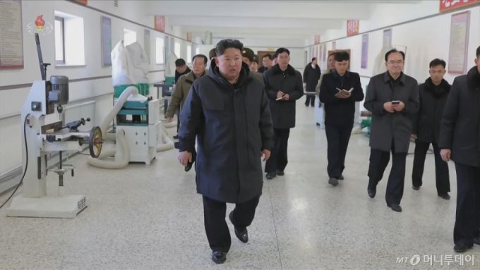 [서울=뉴시스] 북한 조선중앙TV는 김정은 북한 국무위원장이 지난 3일 준공을 앞둔 평안남도 신양·북창·은산군의 지방공업공장 건설현장을 찾았다고 5일 보도했다. (사진=조선중앙TV 캡쳐) 2025.12.05.