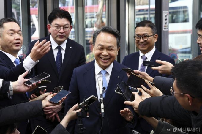 진옥동 신한금융그룹 회장이 4일 서울 중구 신한금융지주회사 사옥으로 들어서고 있다. 신한금융지주 회장후보추천위원회(회추위) 최종 후보군에는 진옥동 현 신한금융 회장과 정상혁 신한은행장, 이선훈 신한투자증권 대표를 비롯해 외부 후보 1명(비공개 요청)이 포함됐다. 사진=뉴시스