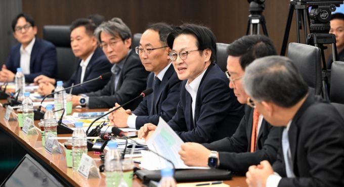 김정관 산업통상부 장관이 4일 서울 중구 한국산업기술기획평가원 대회의실에서 열린 M.AX얼라이언스-국민성장펀드 간 연계강화를 위한 간담회에서 인사말을 하고 있다.  /사진=공동취재단