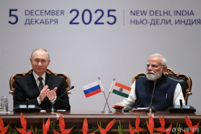 [뉴델리(인도)=AP/뉴시스]블라디미르 푸틴 러시아 대통령(왼쪽)과 나렌드라 모디 인도 총리가 5일 뉴델리에서 열린 인도-러시아 무역포럼 회의에 참석하고 있다. 러시아와 인도는 수십년 된 러시아와 인도 간 파트너십을 수정하라는 압박에도 불구, 상호 경제적 관계를 다각화하기로 합의했다고 푸틴 대통령이 5일 모디 총리와의 연례 정상회담 후 밝혔다. 2025.12.05.