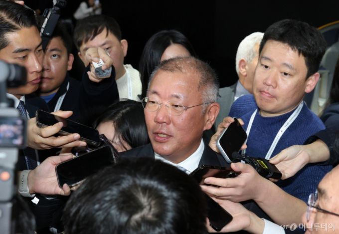 (용인=뉴스1) 김영운 기자 = 정의선 현대자동차그룹 회장이 5일 경기 용인시 처인구 기아 비전스퀘어에서 열린 '기아 80주년 기념식'에서 취재진의 질문에 답하고 있다. 2025.12.5/뉴스1  Copyright (C) 뉴스1. All rights reserved. 무단 전재 및 재배포,  AI학습 이용 금지. /사진=(용인=뉴스1) 김영운 기자