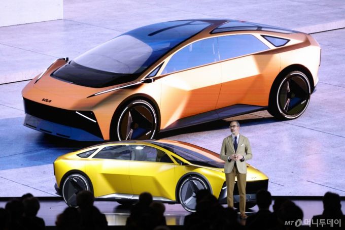 [용인=뉴시스] 권창회 기자 = 카림 하비브 기아 글로벌디자인 담당 부사장이 5일 경기 용인시 기아 비전스퀘어에서 열린 기아 80주년 기념 행사에서 기아의 신차 비젼 메타 투리스모 컨셉트카에 대해 설명하고 있다. 2025.12.05. kch0523@newsis.com /사진=권창회