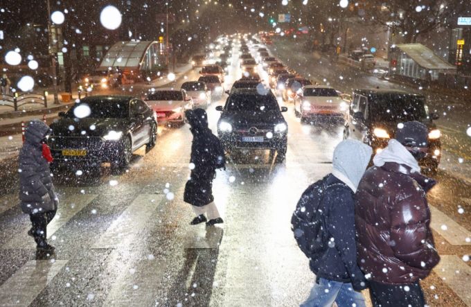지난 4일 서울·인천·경기·강원 대설주의보가 발효됐다. 퇴근길 서울 중구 거리에 눈이 내리는 모습./사진=뉴시스.