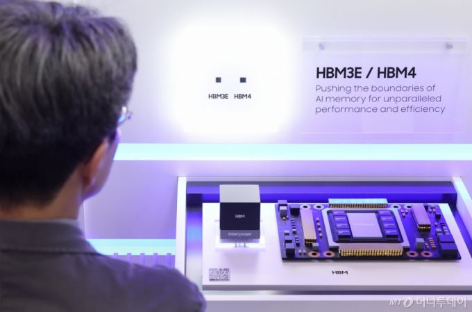 [서울=뉴시스] 황준선 기자 = 22일 서울 강남구 코엑스에서 개막한 제27회 반도체대전을 찾은 관람객이 삼성전자의 HBM4를 둘러보고 있다. 2025.10.22. hwang@newsis.com /사진=황준선