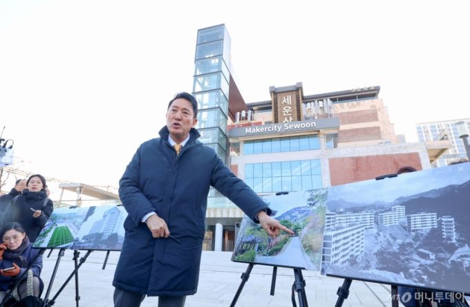 오세훈 서울시장이 4일 오전 서울 종로구 세운상가에서 세운지구 재개발 관련 백브리핑을 하고 있다.／사진＝뉴스１