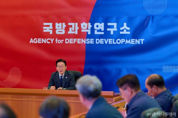 [서울=뉴시스] 이재명 대통령이 5일 대전 국방과학연구소(ADD)를 방문해 발언하고 있다. 이 대통령은 연구소 현황을 보고 받은 후 국방과학기술 발전에 헌신하고 있는 연구원들을 격려했다. (사진=대통령실 제공) 2025.12.05.