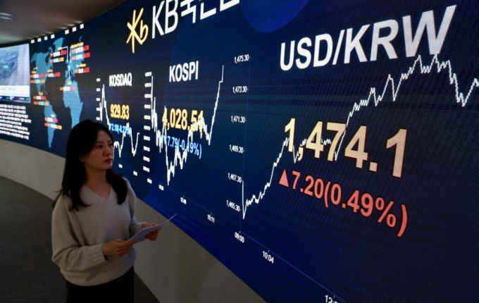 [서울=뉴시스] 김명년 기자 = 4일 오후 서울 여의도 KB국민은행 스마트딜링룸에서 딜러들이 업무를 보고 있다. 코스피는 전 거래일(4036.30)보다 7.79포인트(0.19%) 내린 4028.51에 마감했다. 코스닥 지수는 전 거래일(932.01)보다 2.18포인트(0.23%) 하락한 929.83에 거래를 마쳤다. 원·달러 환율은 전 거래일(1468.0)보다 5.5원 오른 1473.5원에 주간 거래를 마감했다. 2025.12.04. kmn@newsis.com /사진=김명년