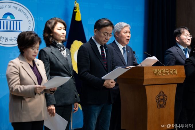 (서울=뉴스1) 유승관 기자 = 서왕진 조국혁신당 원내대표를 비롯한 의원들이 5일 서울 여의도 국회 소통관에서 내란전담재판부 설치법안 관련 기자회견을 하고 있다. 2025.12.5/뉴스1  Copyright (C) 뉴스1. All rights reserved. 무단 전재 및 재배포,  AI학습 이용 금지. /사진=(서울=뉴스1) 유승관 기자